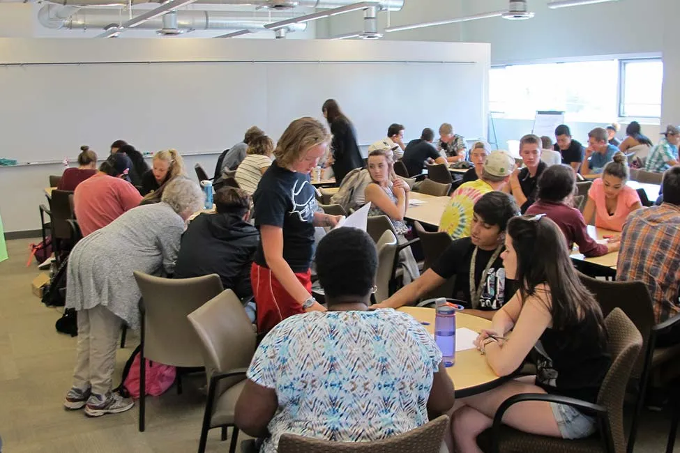 Tutor working with large group of students in the Science Center